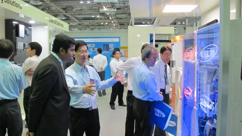 HVAC 2010 Singapore 참가자가 새로 출시한 삼성 DVM PLUS 4에 대한 설명을 듣고 있다.