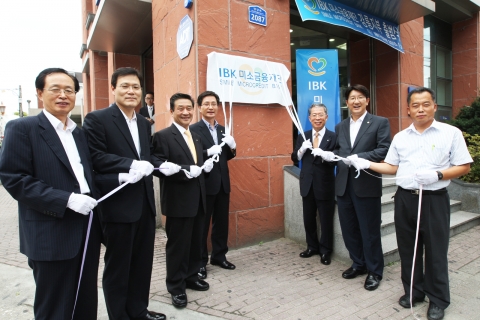 윤용로 기업은행장(오른쪽 세번째)과 권성동 국회의원(오른쪽 두번째) 등 강릉지부 개소식 행사에 참여한 귀빈들이 제막식을 갖고 기념촬영을 하고 있다.
왼쪽부터 홍범식 미소금융중앙재