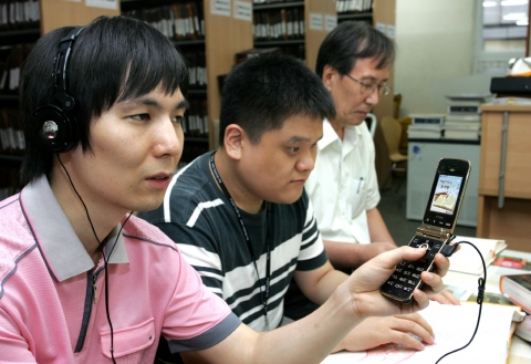 LG U+는 사회복지공동모금회 지정기탁사업자인 하상장애인복지관에 시각장애인을 위한 ‘책 읽어주는 휴대폰(LG-LH8700)’ 2천대를 기증한다. 사진은 ‘책 읽어주는 휴대폰’으로 