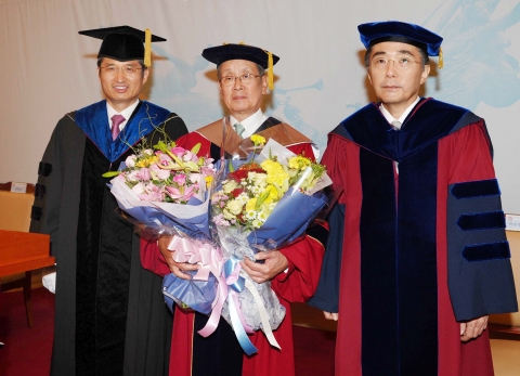 박찬법 아시아나항공 고문(사진 중앙)이 6일 경희대학교 평화의 전당에서 경희대 명예경영학박사 학위를 수여한 후 조인원 경희대 총장(사진 우측) 및 안재욱 경희대 대학원장(사진 좌측