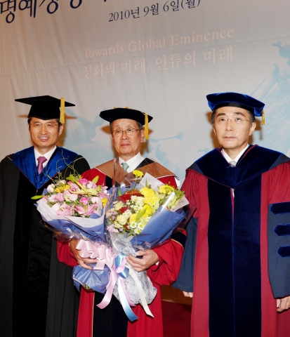 박찬법 아시아나항공 고문(사진 중앙)이 6일 경희대학교 평화의 전당에서 경희대 명예경영학박사 학위를 수여한 후 조인원 경희대 총장(사진 우측) 및 안재욱 경희대 대학원장(사진 좌측)과 기념촬영을 하고 있다.