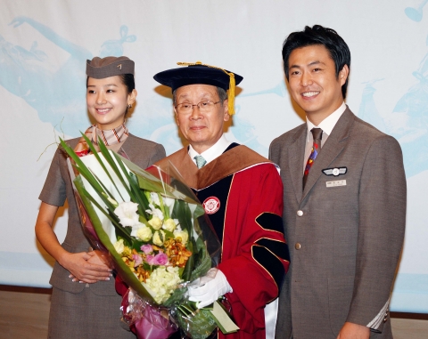 박찬법 아시아나항공 고문(사진 중앙)이 6일 경희대학교 평화의 전당에서 경희대 명예경영학박사 학위를 수여한 후 아시아나 승무원들과 기념촬영을 하고 있다.