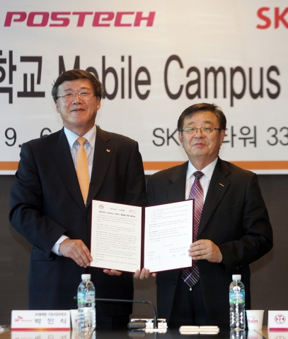6일 오후 2시 반 SK텔레콤 을지로 본사에서 열린 모바일 캠퍼스 서비스 제공을 위한 협약식에서 SK텔레콤 박인식 기업사업부문장(사진 왼쪽)과 백성기 포스텍 총장이 협약을 체결한 