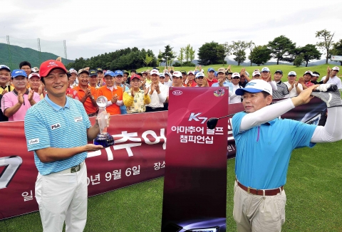 기아자동차는 6일 충남 천안 우정힐스 CC에서 기아차 고객들이 한 자리에 모여 골프 실력을 겨루는 「K7배 아마추어 골프챔피언십」본선 경기를 개최했다. 사진은 이번 대회 참가자들이