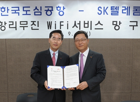 SK텔레콤 장지영 수도권 네트워크본부장(사진 오른쪽)과 한국도심공항㈜ 박판권 공항운영본부장이 모바일 Wi-Fi구축과 관련된 업무 협약을 체결한 뒤 기념 촬영을 하고 있다.