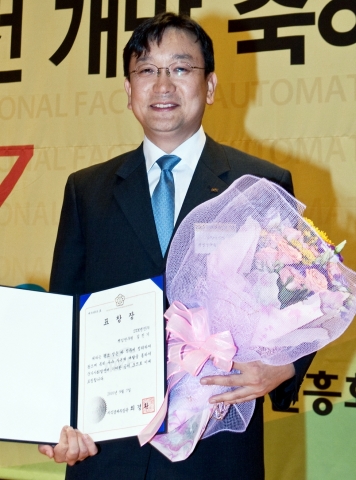 김진기 STX엔진 책임연구원이 우수자본재 개발유공자 시상식에서 지식경제부 장관 표창을 수상했다.