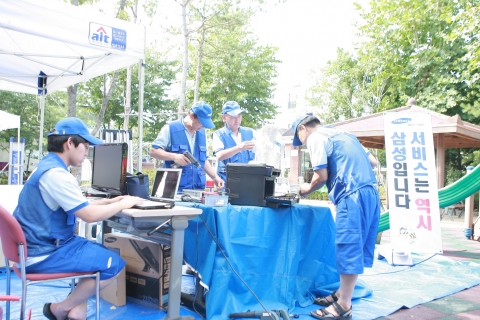 삼성전자가 지난 7월부터 국지성 집중호우로 인한 전국 7개 침수 피해지역에 수해복구 특별서비스팀을 파견하여 수재민들을 대상으로 전자제품을 무상으로 수리하는 서비스를 펼쳐 고객사랑을
