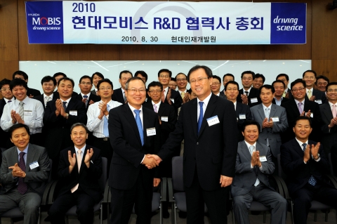 현대모비스가 최근 본부별로 운용하던 상생협력 프로그램을 통합해 ‘일곱 가지 아름다운 약속’이란 모토로 진행한다고 밝혔다.  사진은 다섯 번째 약속인 ‘R&D 상생협력’을 위해 ‘CTO 포럼’을 개최하고 있는 모습. 앞줄 오른쪽이 현대모비스 전호석 사장.