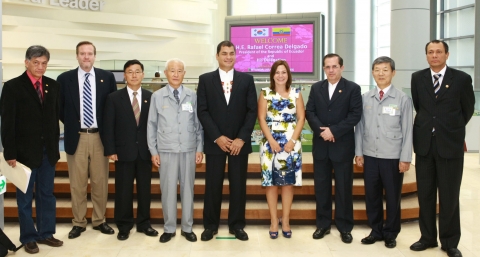 현대중공업을 방문한  라파엘 코레아 에콰도르 대통령(사진 왼쪽에서 다섯번째)