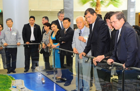 현대중공업 민계식 회장(사진 오른쪽 네번째)이 라파엘 코레아 에콰도르 대통령(사진 오른쪽 세번째)에게 회사 현황을 설명하고 있다.
