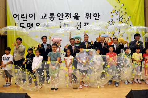9일 서울 영등포 우신초등학교에서 열린 ‘투명우산 나눔’ 행사에서 참석자들이 어린이들에게 투명우산을 나눠주고 있다. 왼쪽부터 김양우 모비스위원회 위원장, 황열헌 현대모비스 전략기획사업본부장 부사장, 정석수 현대모비스 부회장, 권영세 국회 정보위원회 위원장, 김희국 국토해양부 차관, 정상호 교통안전공단 이사장, 윤명오 한국생활안전연합 대표.