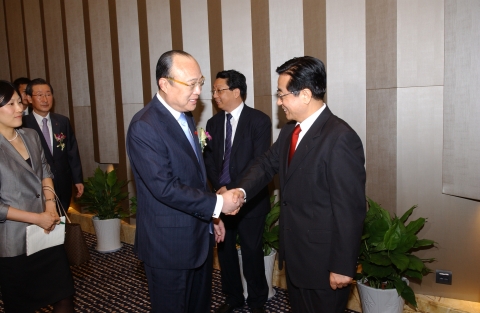 한화 김승연 회장(왼쪽)이 짜오홍쭈 저장성 당서기(오른쪽)와 만나 상호 협력 방안에 대해 논의하고 있다.