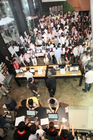 9월 10일 오전 8시 광화문 KT사옥 1층에 위치한 올레스퀘어에서 아이폰4 개통이 진행되는 전경