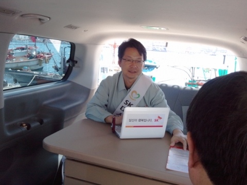 SK미소금융 직원이 경북 울진에서 이동차량안에서 대출상담을 해주고 있는 모습