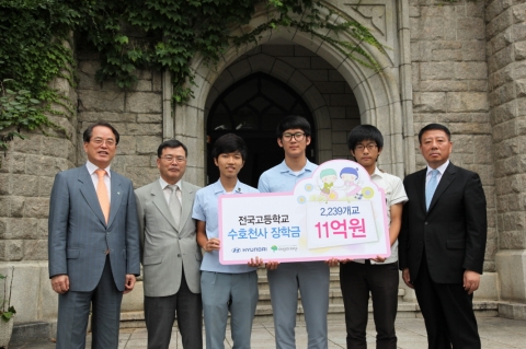 좌측부터 서울 종로구 중앙고등학교장 김용균, 어린이재단회장 이재훈, 중앙고등학교 학생3명, 현대자동차 국내영업본부장 신영동부사장