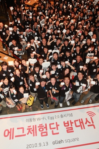 KT 에그체험단과 DJ Koo 구준엽이 발대식 후, 체험단 기념촬영을 하고 있다.