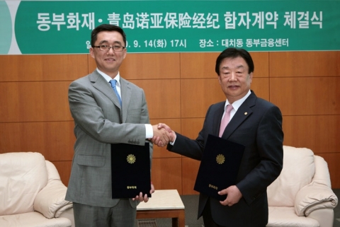 동부화재 김정남 사장(오른쪽)과 중국 낙아보험중개유한공사 전풍 사장이 합자계약 체결식을 가지고 있다.