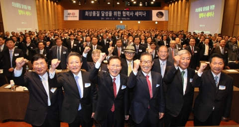 사진 왼쪽부터 ㈜동희산업 신선식 부회장, ㈜대기산업 박인철 회장, 현대기아차 신종운 부회장, 현대기아차 협력회 이영섭 회장, ㈜두올 조전기 회장, 현대기아차 구매총괄본부 오승국 부