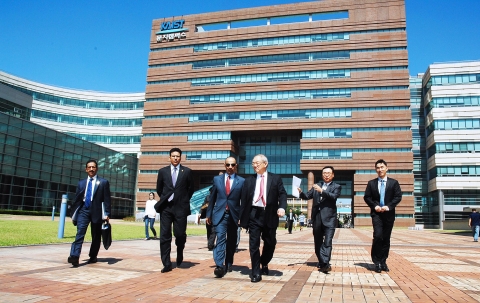 KAIST 서남표 총장과 칼리드 알팔리 최고경영자 일행이 KAIST 신성장 동력산업 원천기술개발 프로젝트를 보기위해 이동하고 있다.