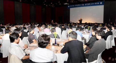 건국대학교병원은 14일 광진구 워커힐호텔에서 ‘교수 워크숍’을 개최했다. 이창홍 의료원장이 인사말을 하고 있다.