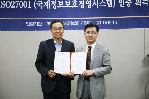 신한카드 송병국 부사장(왼쪽)과 영국표준협회 김상욱 이사가 9월 15일 서울 중구 충무로 신한카드 본사에서 열린 국제정보보호인증(ISO27001) 인증식에서 기념촬영을 하고 있다.