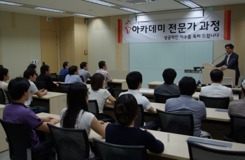 안드로이드 전문가 과정 2기 수료식에서 SK텔레콤 김후종 서비스 기술원장이 인사말을 하고 있다.