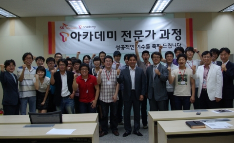 안드로이드 전문가 과정 2기 수료식에서 수강생들이 환호하고 있다.