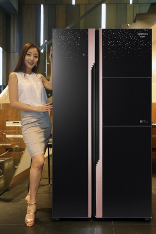 삼성전자가 제품 크기를 줄이고 내부 저장 용량을 세계 최대로 한 '삼성지펠 그랑데 스타일 840'을 출시했다. '삼성지펠 그랑데 스타일 840'
