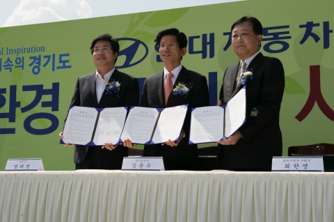 현대자동차는 16일(목) 수원 화성행궁에서 김문수 경기도지사, 염태영 수원시장, 최한영 현대자동차 부회장이 참석한 가운데 3자간 전기버스 시범운행에 대한 협약을 체결했다. (왼쪽부