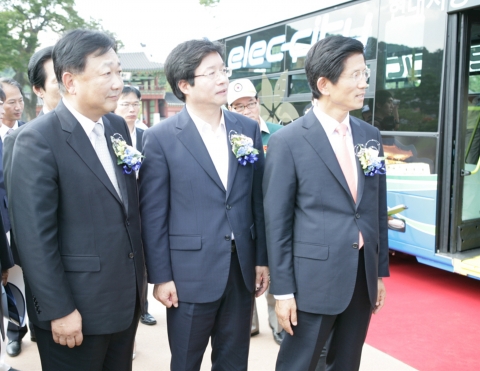 (왼쪽부터) 최한영 현대자동차 부회장, 염태영 수원시장, 김문수 경기도지사가 현대차의 전기버스 ‘일렉시티(Elec-City)’를 들러보고 있는 모습