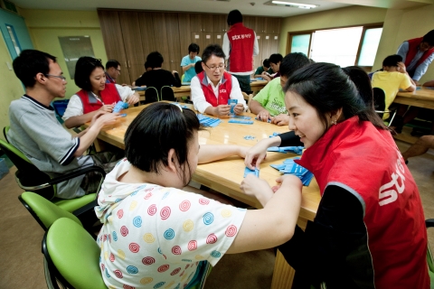 STX 임직원들이 STX 자원봉사축제인 ‘STX Happy Volunteer Week’에 참여해 서울 성모자애복지관에서 장애우 재활프로그램 도우미 봉사활동을 펼치고 있다.