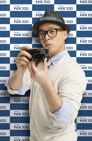 브라운아이드소울의 멤버 나얼이 신제품 삼성카메라 삼성NX100 모델로 전격 발탁됐다. 나얼은 한효주와 함께 새로 출시된 NX100 CF를 선보일 예정이다. 브라운아이드소울 나얼과 