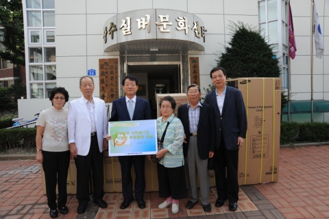 후원물품 전달후 관계자들과 기념 촬영하는 남인석 사장