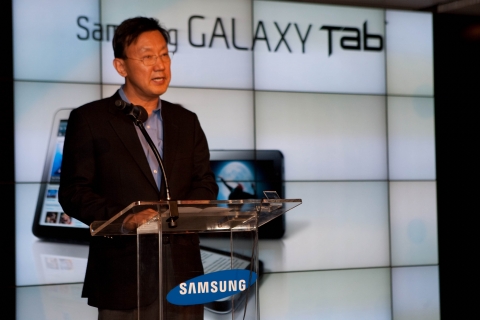삼성전자 미국법인장 손대일 전무가 '갤럭시 탭(GALAXY Tab)' 런칭 이벤트에서 '갤럭시 탭'을 설명하고 있다.