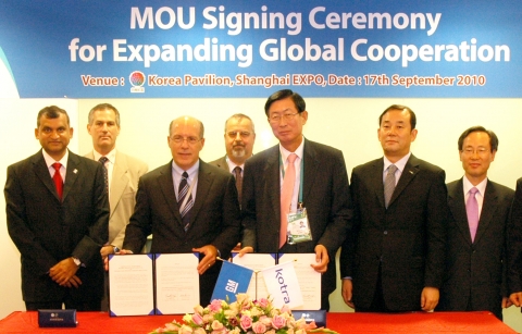 좌측에서 세번째 팀 리(Timothy Lee) GMIO(GM International Operations) 사장과 다섯 번째 조환익 KOTRA 사장.
