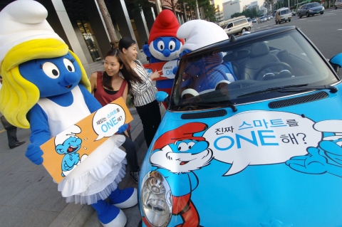 LG전자 옵티머스 원 스마트폰 전도사로 나선 스머프들이 서울역 앞에서 출시 전 마케팅에 나섰다.