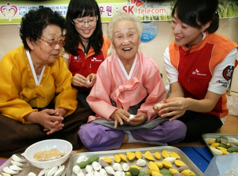 지난 17일, SK텔레콤 직원들이 서울 서대문구에 위치한 시립서대문노인복지관을 찾아 복지관 어르신들과 송편 만들기와 민속놀이를 하는 등 추석맞이 자원봉사를 진행했다.