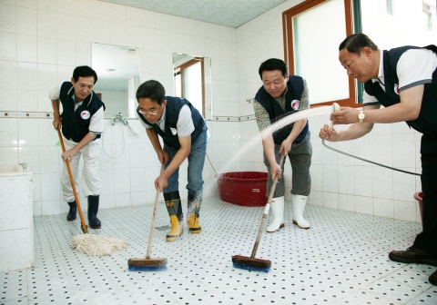 한국전력 추석 명절 사랑나눔 봉사활동 모습. 좌측에서 두번째 김주영, 좌측에서 세번째 김우겸 부사장