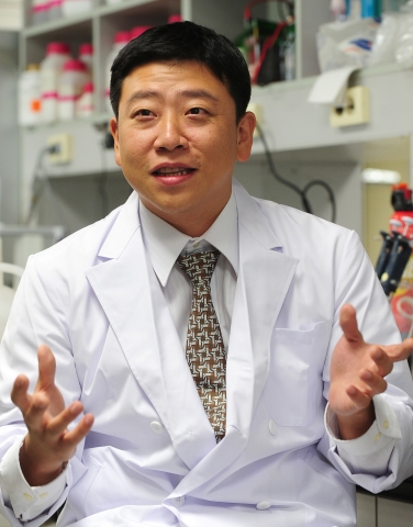 건국대 의생명과학연구원 의생명과학과 줄기세포연구센터 이정익 교수(사진)는 관절의 활막조직에서 채취한 줄기세포를 배양해 손상된 관절 연골을 치료할 수 있는 새로운 연골이식용 혼합세포