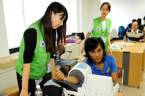 신보, 중소기업 외국인 근로자 무료진료활동 펼쳐