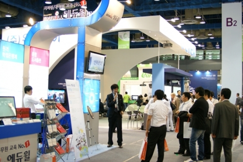 ‘이러닝위크(e-Learning Week 2010)’에 참가한 에듀윌이 관람객들에게 에듀윌의 교육서비스를 설명하고 있다