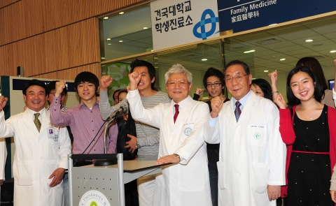 20일 오후 서울 광진구 건국대병원에서 열린 건국대학교 학생진료소 개소식에서 김진규 건국대총장(가운데)와 이창홍 의료원장(오른쪽 두 번째), 백남선 병원장(맨 왼쪽)이 학생대표들과