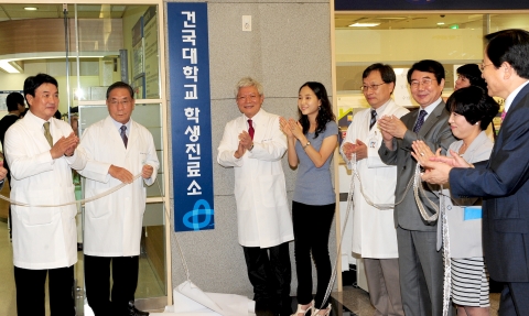 건국대는 학생들의 건강관리 서비스를 강화하기 위해 학생들이 아플 때 병원에서 진료 순서를 기다리지 않고 원스톱 진료을 받을 수 있도록 건국대병원 지하1층 가정의학과에 재학생 전용 