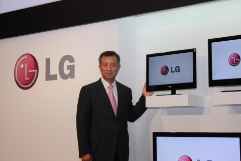 27일 일본 도쿄 콘래드 호텔에서 열린 인피니아 LED LCD TV 시리즈 신제품 발표회에서 이규홍 LG전자 일본법인장이 신제품을 소개하고 있다.