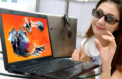 LG전자가 세계 최초로 세계 최초로 풀 HD급 3D 노트북 ‘엑스노트 A510’을 출시했다. 여성 모델이 LG전자의 세계 최초 풀HD급 노트북 '엑스노트  A510