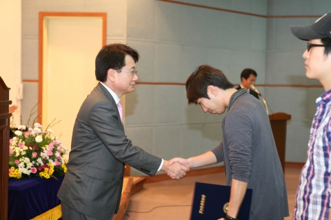 지창훈 학교법인 정석학원 이사장(대한항공 총괄사장)이 학생에게 장학증서를 수여하는 모습.