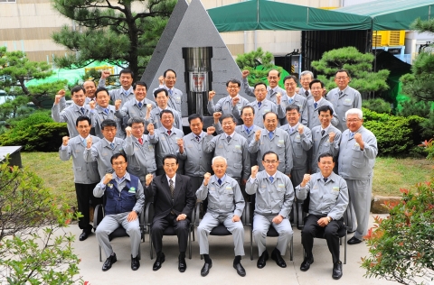 현대중공업 임직원들이 대형엔진 1억 마력 돌파 기념 조형물 앞에서 파이팅을 외치고 있다. 앞줄 왼쪽부터 오종쇄 노조위원장, 김형벽 전 현대중공업 회장, 민계식 현대중공업 회장, 유