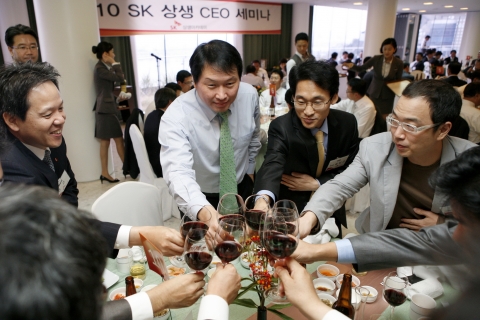29일 서울 워커힐호텔에서 열린 SK 상생 CEO 세미나에서 최태원 SK그룹 회장(왼쪽 두번째)이 상생 간담회를 마치고 협력업체 CEO들과 와인으로 건배를 하고있다.