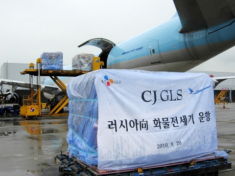 지난 9월 20일 인천공항에서 CJ GLS의 화물전세기를 통해 러시아 모스크바 공항으로 운송될 화물들이 선적을 앞두고 있다.