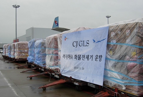 지난 9월 20일 인천공항에서 CJ GLS의 화물전세기를 통해 러시아 모스크바 공항으로 운송될 화물들이 선적을 앞두고 있다.